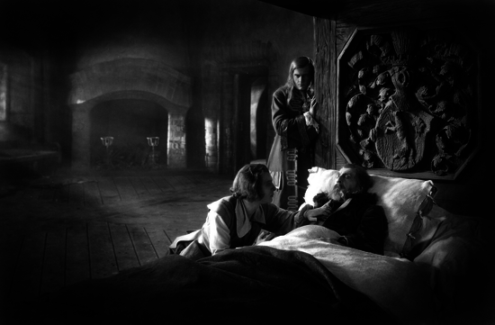 GR_der_alte_Grieshuus__Arthur_Kraussneck_auf_dem_Totenbett_mit_seinen_Soehnen_Detlev___re__Rudolf_Forster__und_Hinrich__li__Paul_Hartmann__01